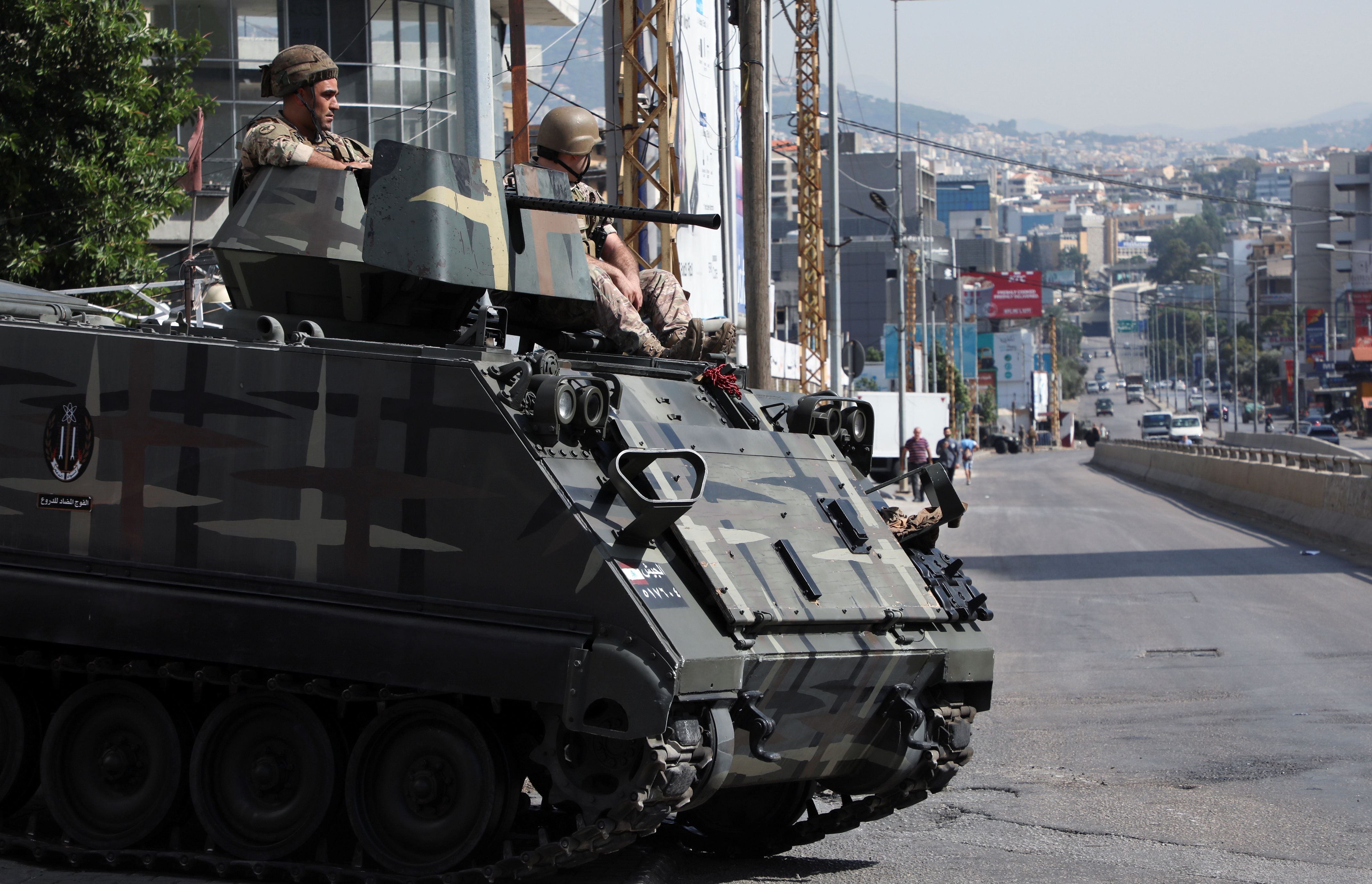 Soldados del ejército se despliegan después de que se produjeran disparos cerca del lugar de una protesta que se estaba llevando a cabo contra el juez Tarek Bitar, que investiga la explosión del puerto del año pasado, en Beirut, Líbano 14 de octubre de 2021. REUTERS/Mohamed Azakir