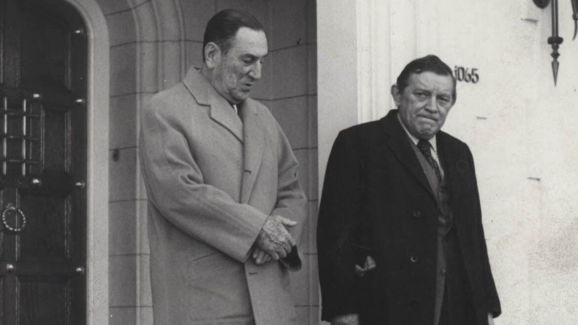 José Ber Gelbard junto a Juan Domingo Perón en la puerta de la casa de Gaspar Campos, en Vicente López (Télam)