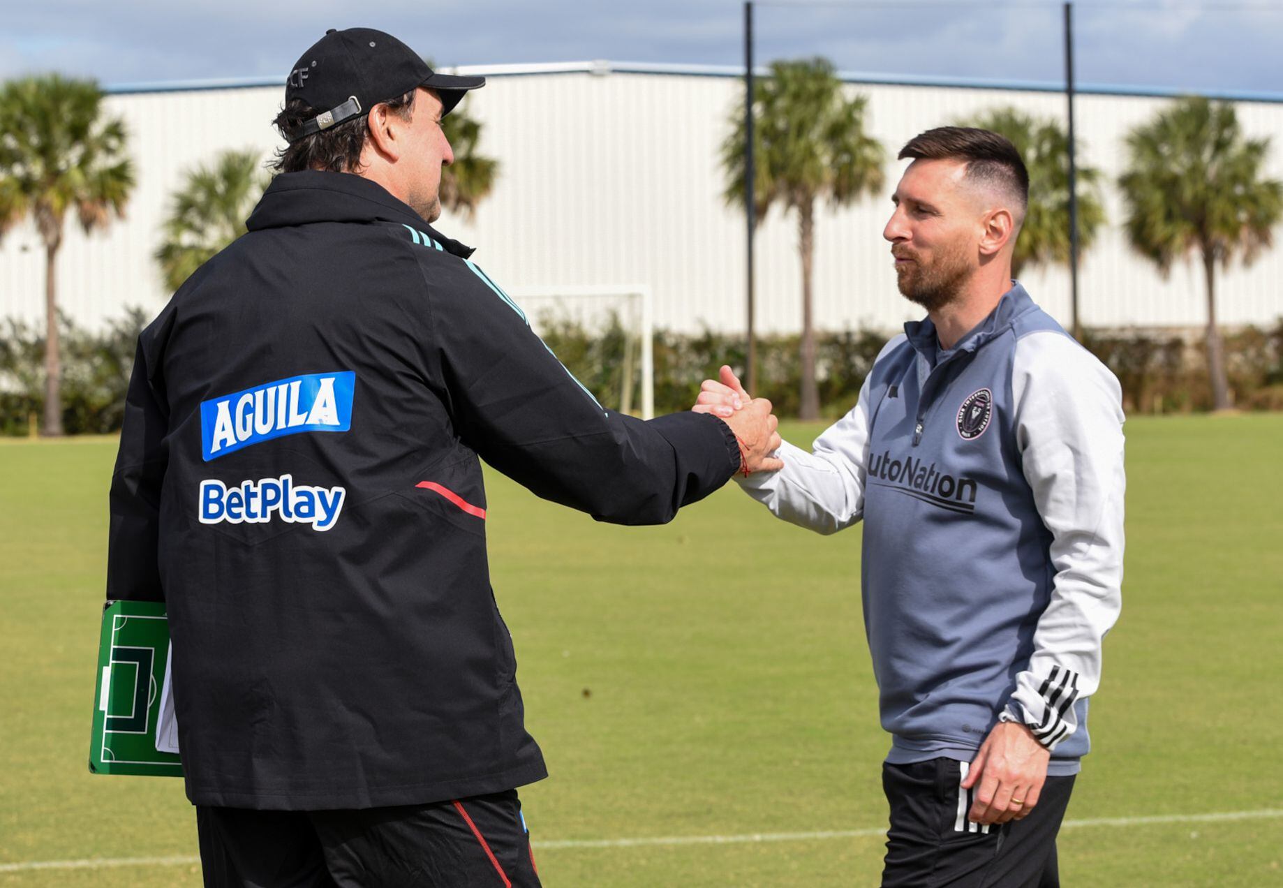 La charla entre Néstor Lorenzo y Lionel Messi (EFE/ Cortesía Federación Colombiana de Fútbol)
