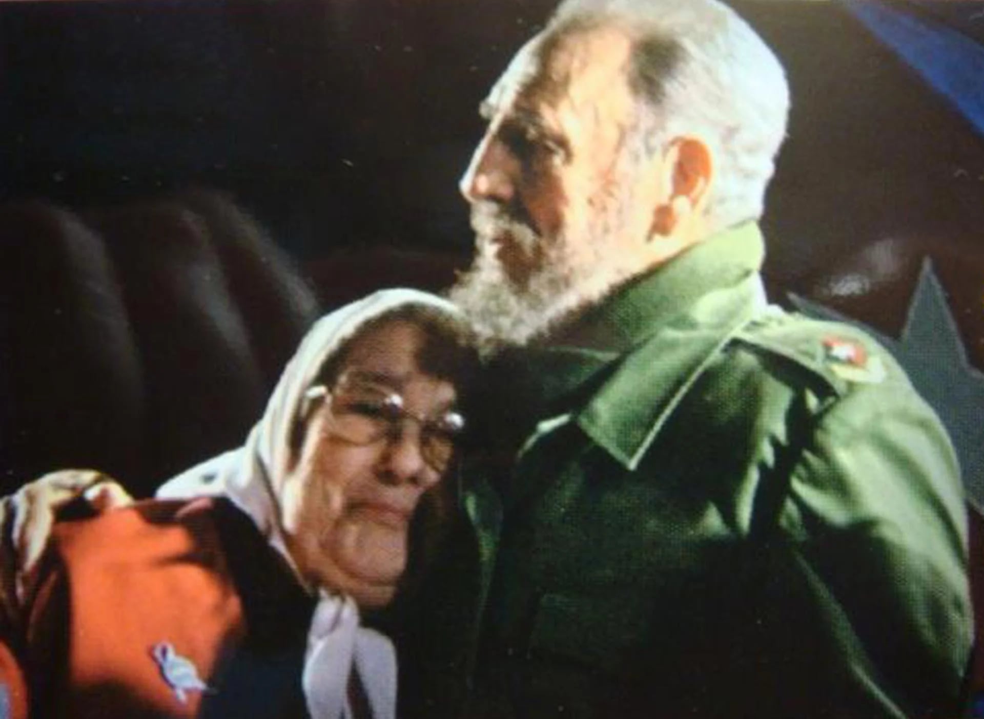 Fidel Castro abraza a Hebe de Bonafini. Pero durante la dictadura, su apoyo fue clave para que la dictadura militar evitara la condena en la ONU