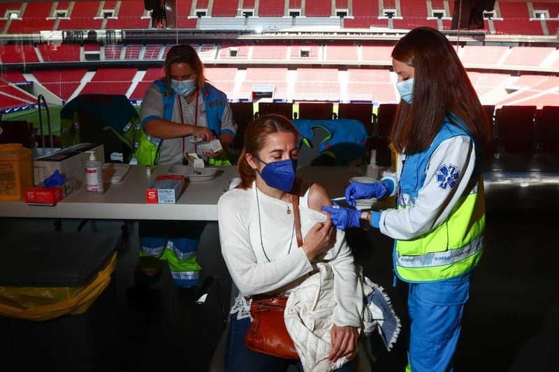 Una mujer recibe una dosis de la vacuna de AstraZeneca contra el coronavirus en el estadio del Atlético de Madrid, el Wanda Metropolitano, en Madrid, España. 24 marzo 2021. REUTERS/Sergio Pérez