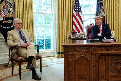FOTO DE ARCHIVO-El presidente de Estados Unidos, Donald Trump, habla sobre la legislación de ayuda por el coronavirus, mientras el líder de la mayoría del Senado de Estados Unidos, Mitch McConnell, escucha en la Oficina Oval en la Casa Blanca en Washington, Estados Unidos. 20 de julio de 2020. REUTERS/Leah Millis