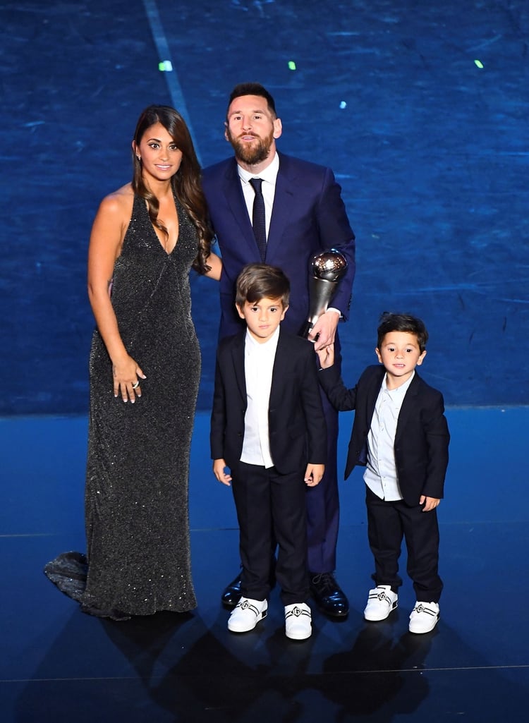 Messi, en el escenario, junto a su esposa Antonela y sus hijos Thiago y Mateo. Ciro se quedó en Barcelona (Foto: Reuters)
