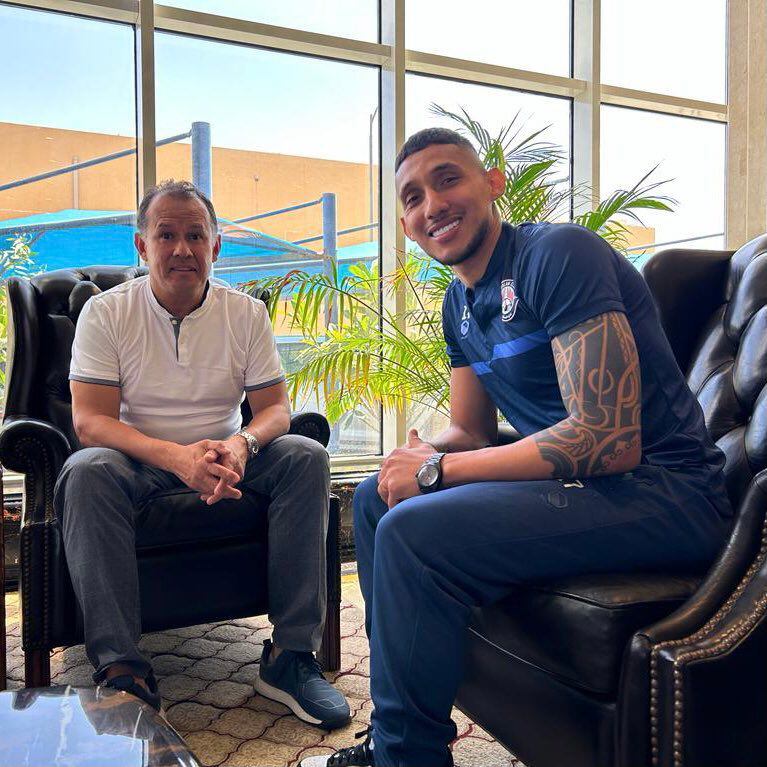 Juan Reynoso viajó hasta Arabia Saudita para conversar con Christofer Gonzáles (FPF).