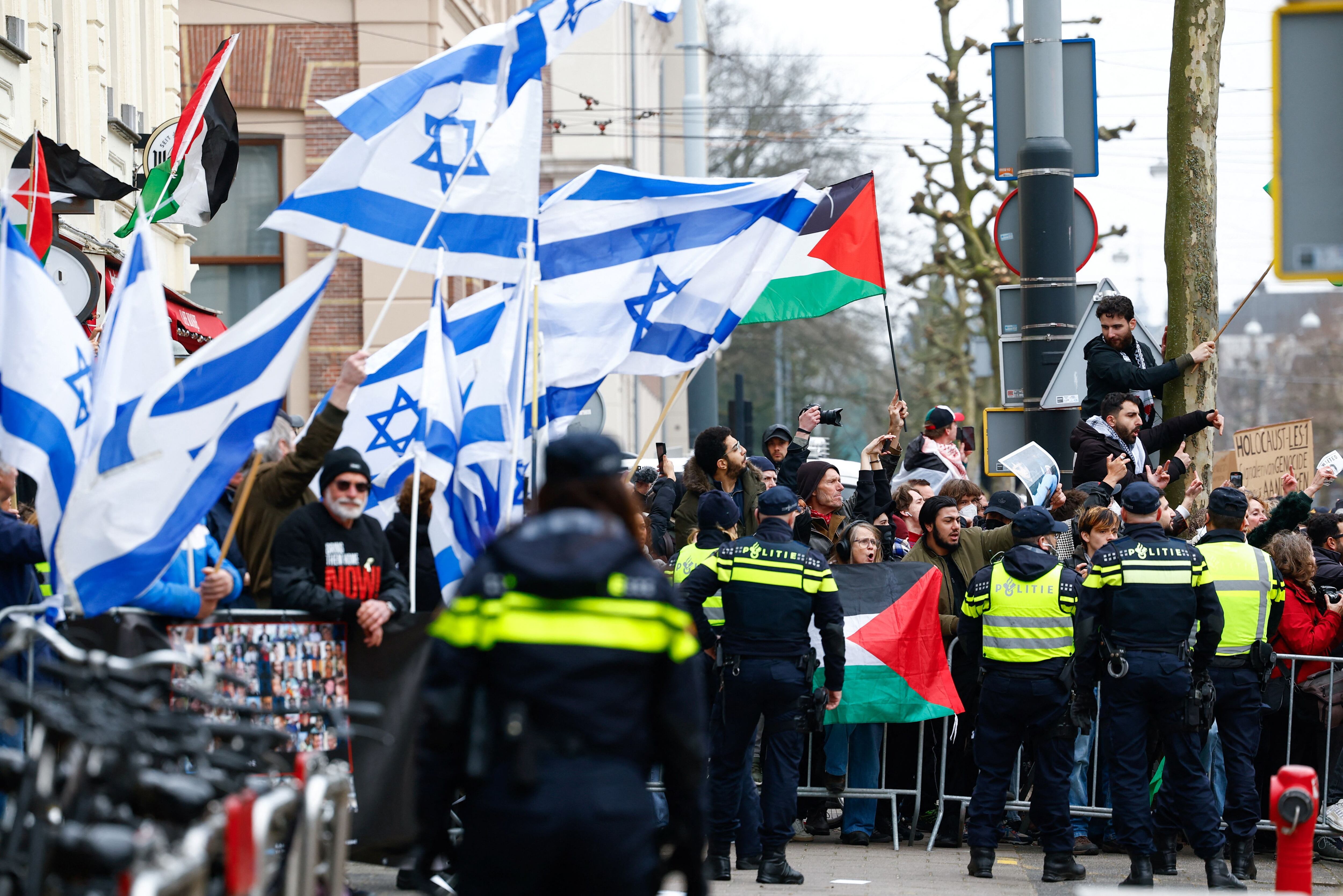 Manifestantes pro Israel y pro Palestina se enfrentaron durante la apertura del Museo del Holocausto en Ámsterdam (REUTERS/Piroschka van de Wouw)