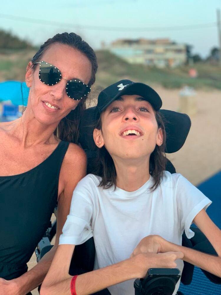Thiago y su mamá, Vanessa, durante estas vacaciones en la playa. Gracias a los esfuerzos de toda la familia, y al espíritu alegre de Thiago, pueden llevar una vida llena de emociones.