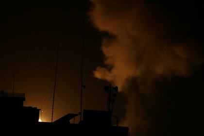 Humo y llamas, tras la respuesta de Israel al ataque desde Gaza