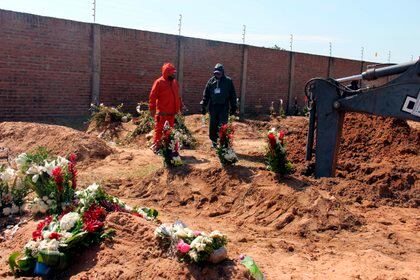 Trabajos para ampliar un cementerio para fallecidos por COVID-19 en Santa Cruz (Bolivia). EFE/Juan Carlos Torrej&#243;n
