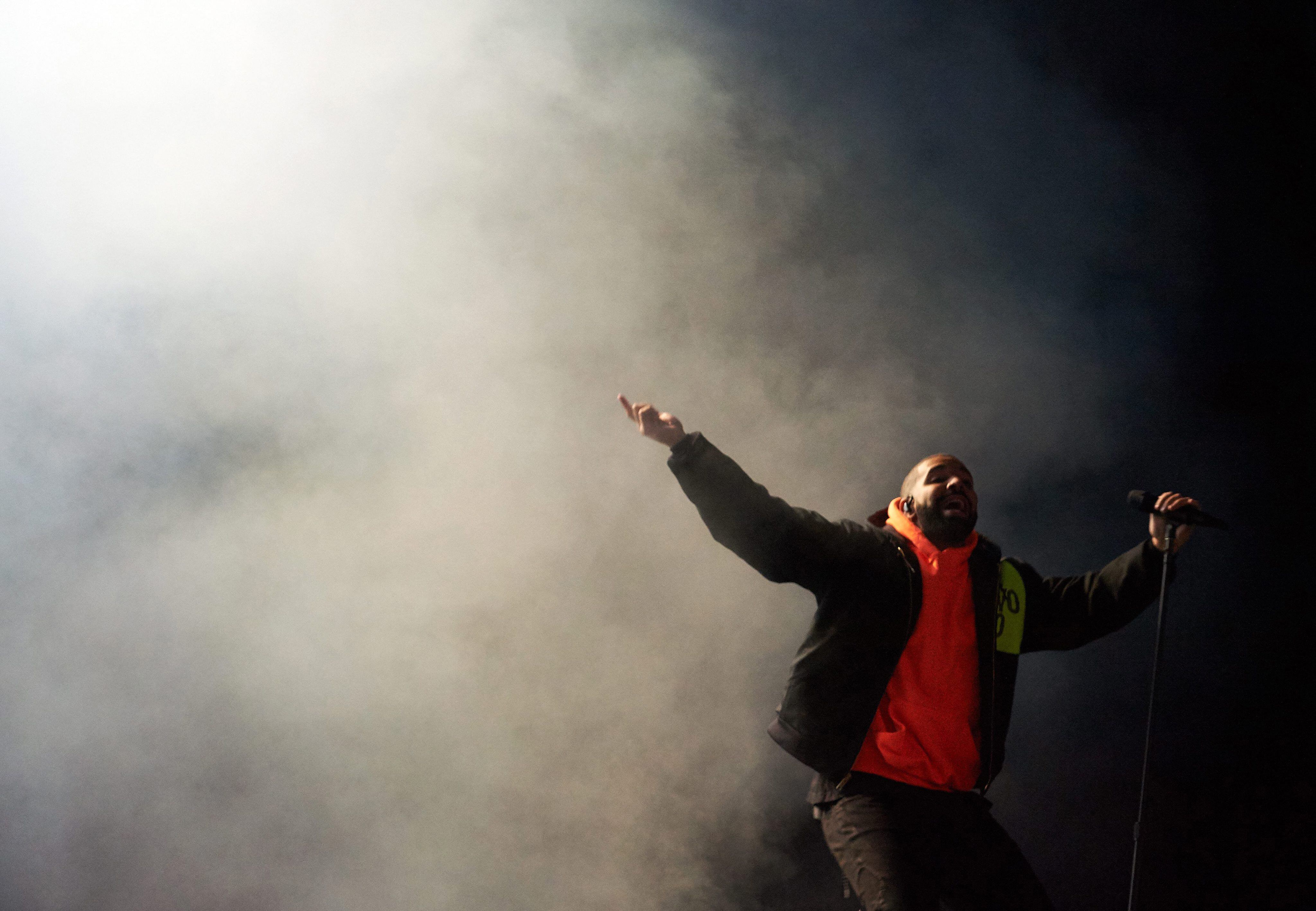 El cantante canadiense Drake durante un concierto (EFE/Adam Warzawa)