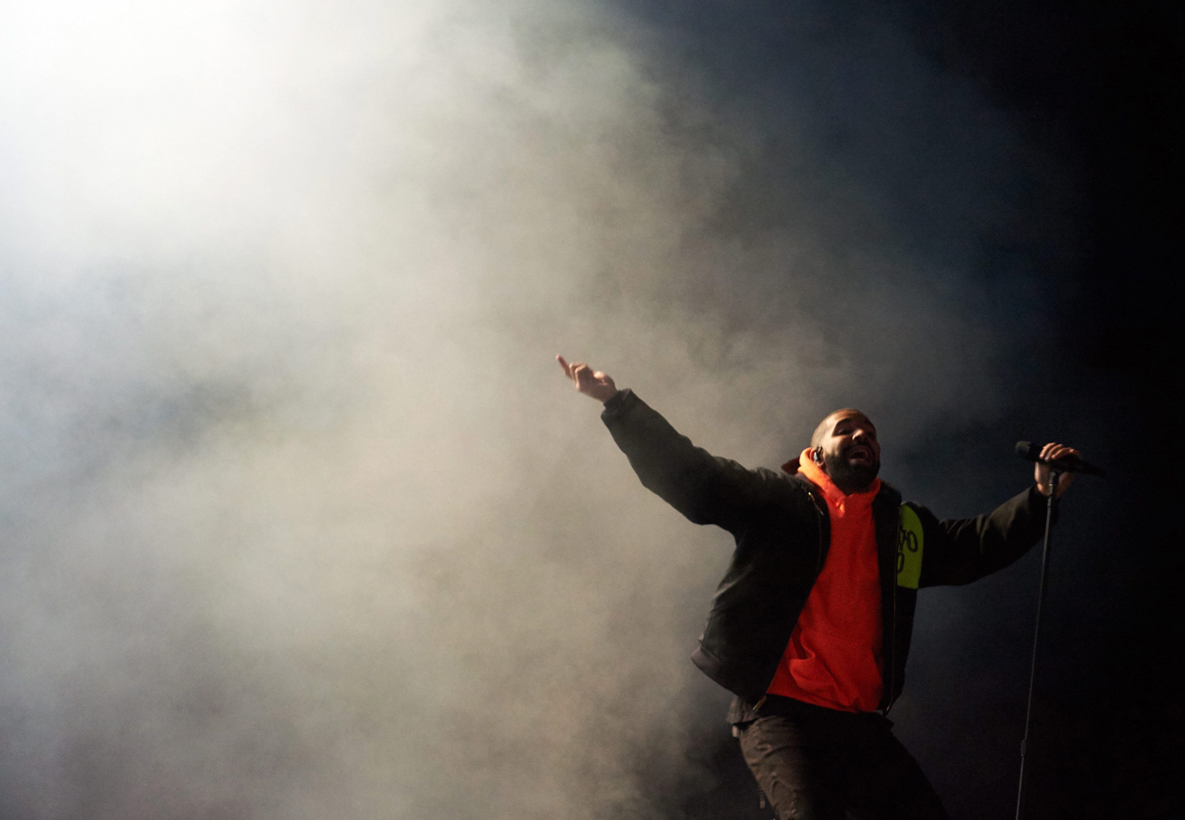 Canadian singer Drake during a concert (EFE/Adam Warzawa)