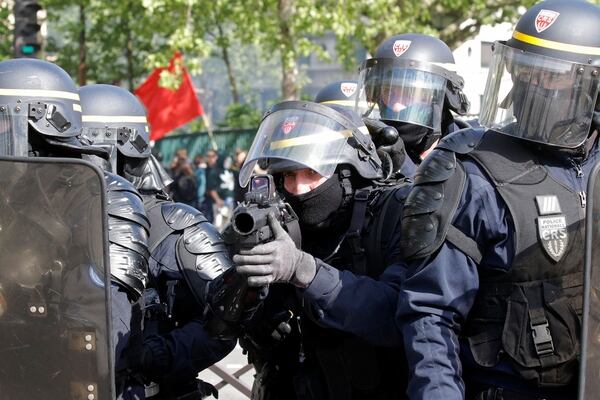 La policía antidisturbios de Francia usó camiones hidrantes y gases lacrimógenos contra cientos de encapuchados que rompieron vidrieras y lanzaron bombas molotov (Reuters)