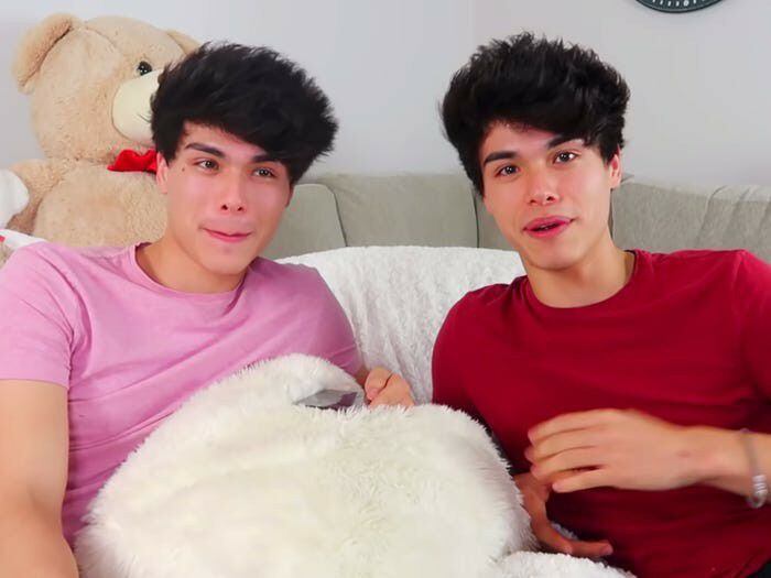 Alex y Alan Stokes, gemelos de 22 años, crearon un canal de YouTube titulado Stokes Twins. Los gemelos empezaron a trabajar con Brent Rivera en el 2017 (Youtube)