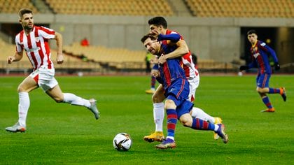 Lionel Messi, bien contenido en la etapa inicial, participó en el primer gol del Barcelona al combinar con Jordi Alba (Foto: REUTERS)