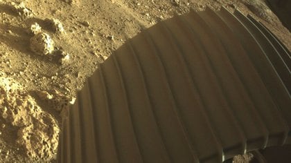 Esta imagen de alta resolución muestra una de las seis ruedas del rover Perseverance de la NASA, que aterrizó el jueves en Marte (NASA/JPL-Caltech)