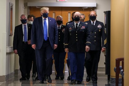 Trump declaró que "se esperaba" que utilizara una mascarilla en el centro médico en Bethesda (REUTERS/Tasos Katopodis)