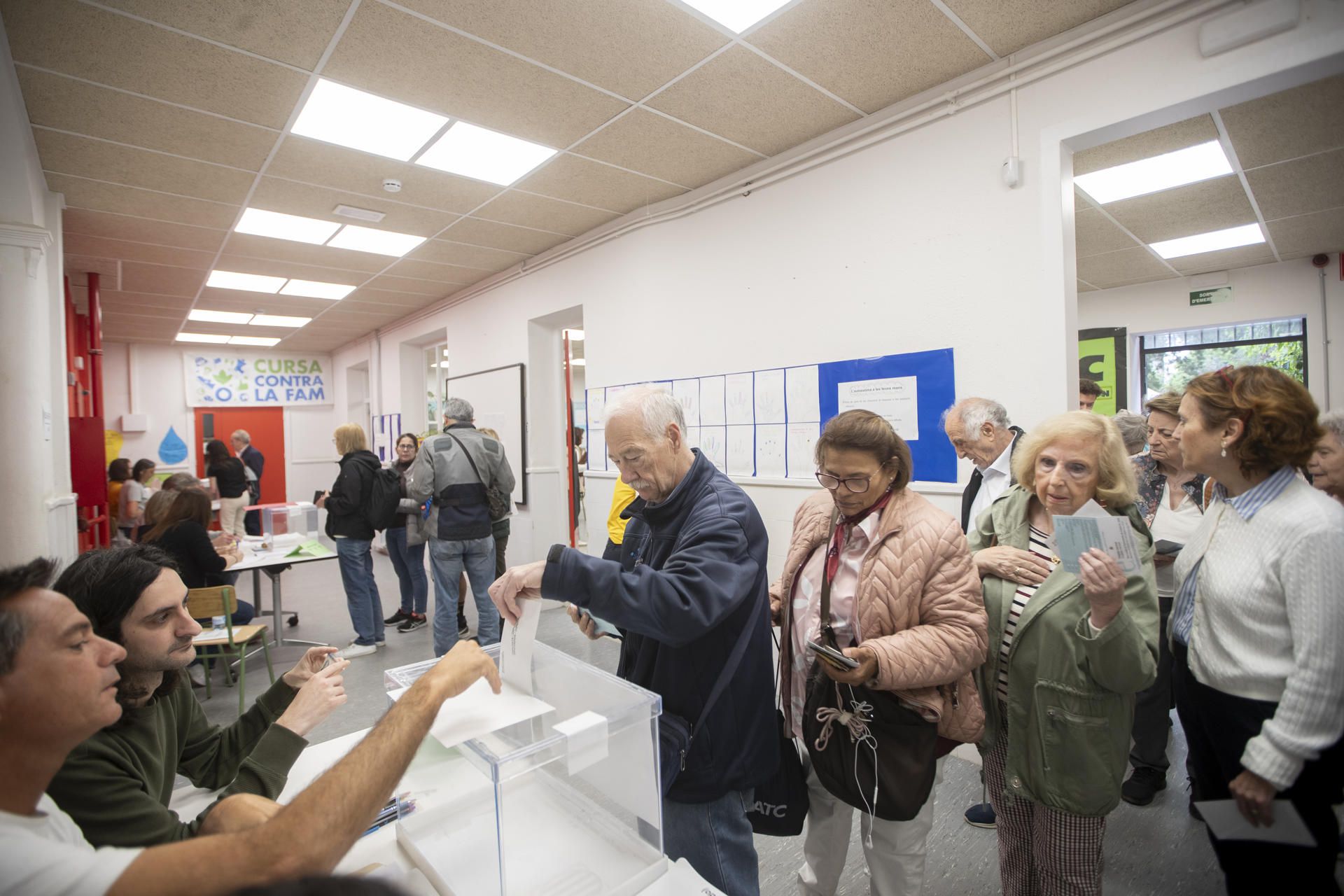 Los ciudadanos votan en Cataluña. (Marta Pérez/EFE)