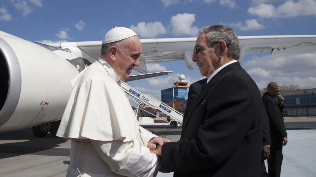 El papa Francisco fue recibido por el dictador Raúl Castro en La Habana (AP)