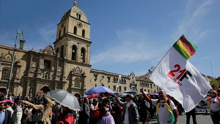 Un hombre sostiene un cartel que dice “21 F – Bolivia votó no” (Reuters)