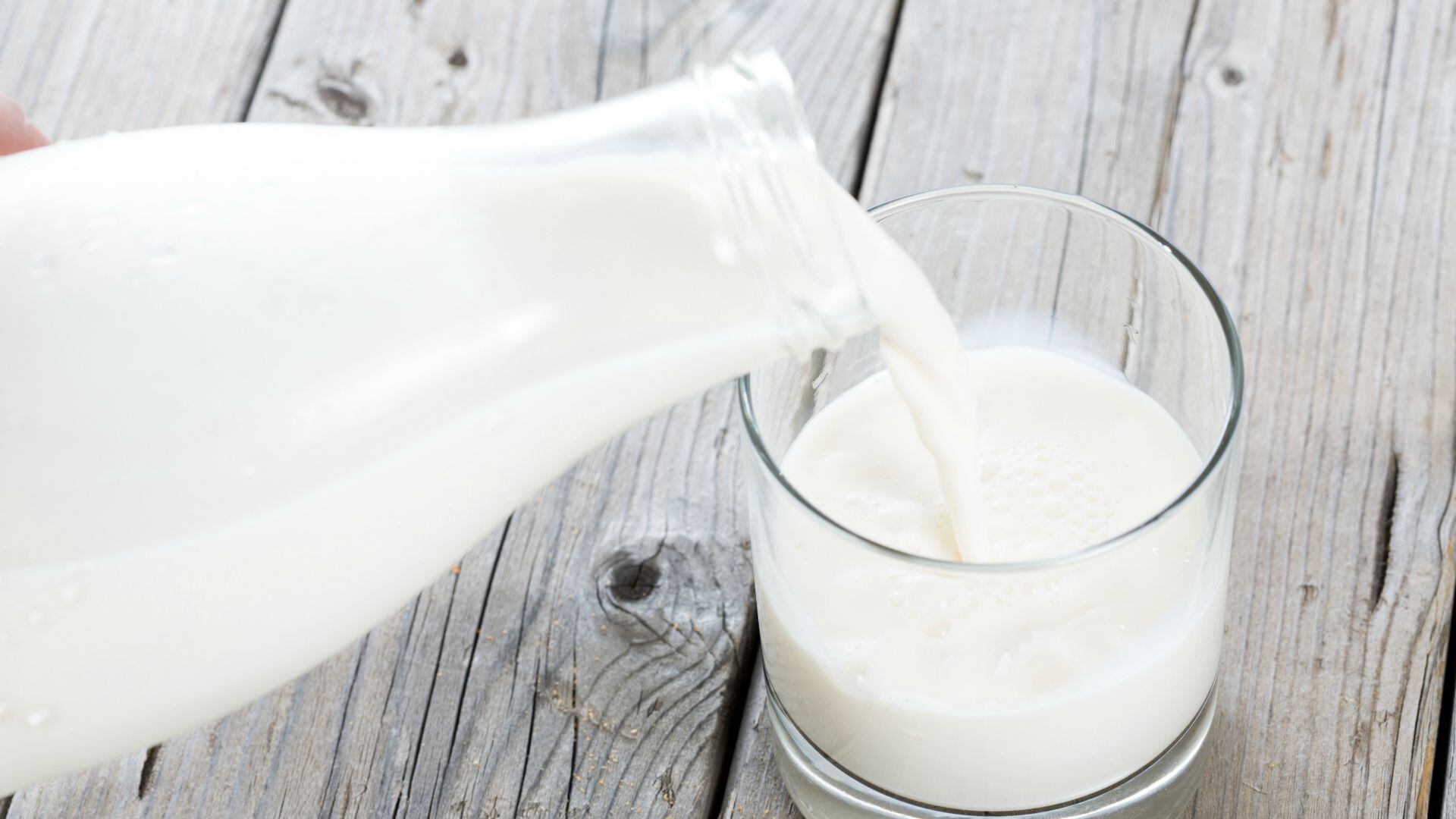 Un vaso de leche (200 ml) aporta aproximadamente un 30% de la dosis diaria de calcio recomendado