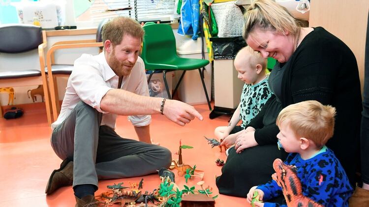 Harry juega con niños internados en un hospital de Oxford