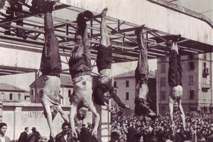 De izquierda a derecha los cuerpos de Nicola Bombacci, Mussolini, Clara Petacci, Pavolini y Starace exhibidos en la Plaza de Loreto en 1945.

