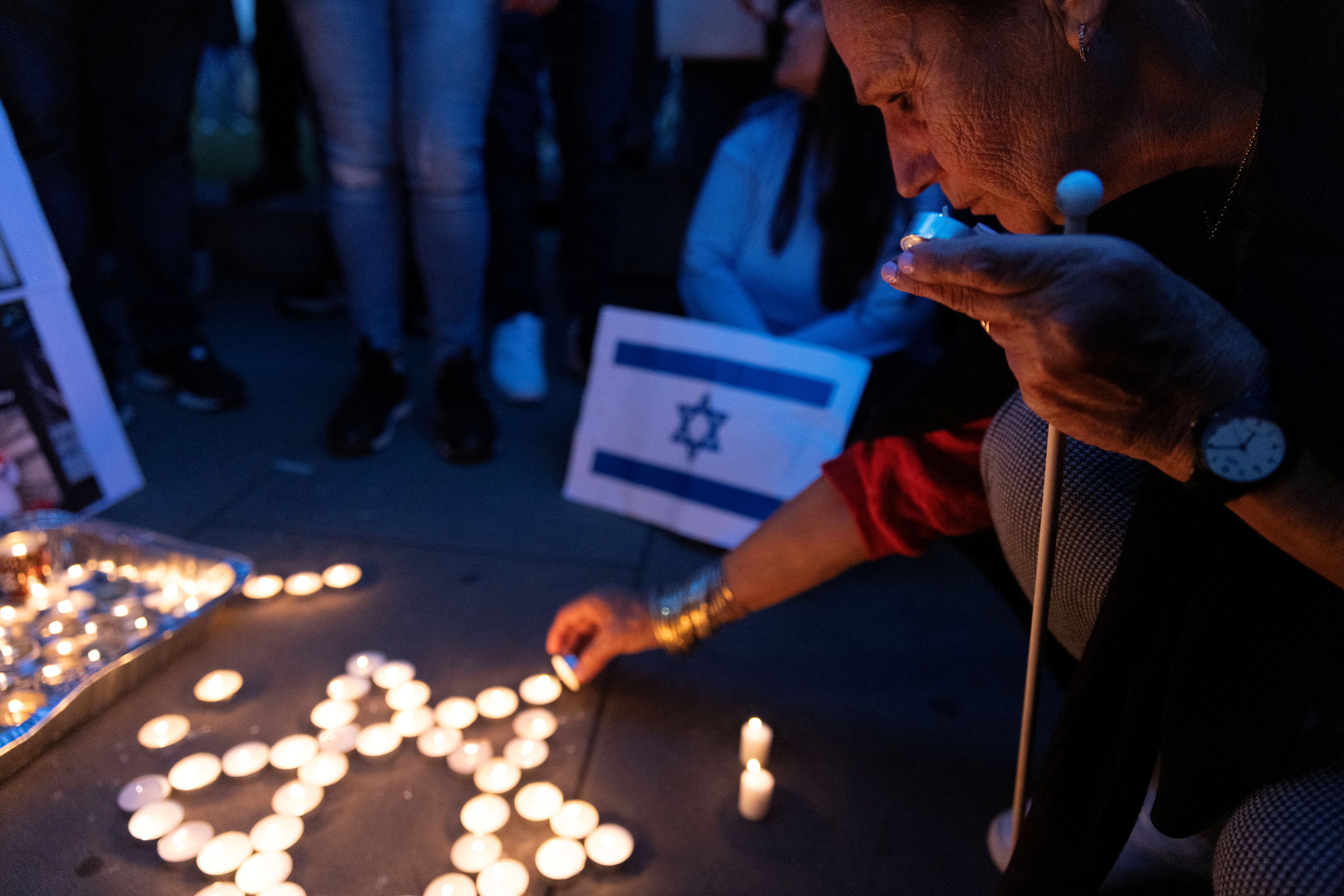 Manifestantes proisraelíes protestan durante el conflicto en curso entre Israel y el grupo islamista palestino Hamas, cerca de Downing Street en Londres, Gran Bretaña, el 9 de octubre de 2023. REUTERS/Anna Gordon