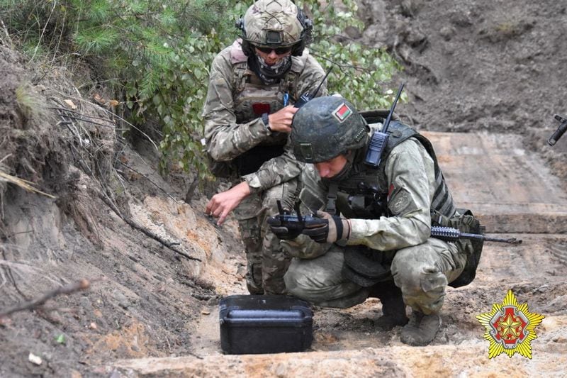 Un combatiente del grupo mercenario ruso Wagner y un miembro del servicio bielorruso participan en un entrenamiento conjunto en el polígono militar de Brest, Bielorrusia, en esta imagen fija publicada el 20 de julio de 2023. Ministerio de Defensa Bielorruso/Handout vía REUTERS/Archivo