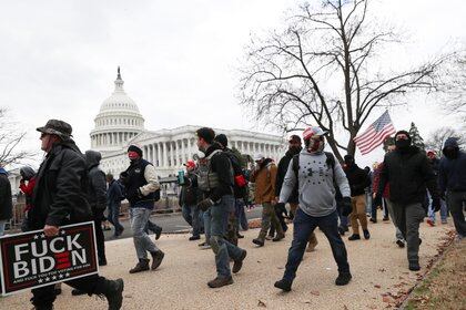 Miembros del grupo de extrema derecha Proud Boys marchando al edificio del Capitolio de los EEUU en Washington el 6 de enero de 2021. REUTERS/Leah Millis