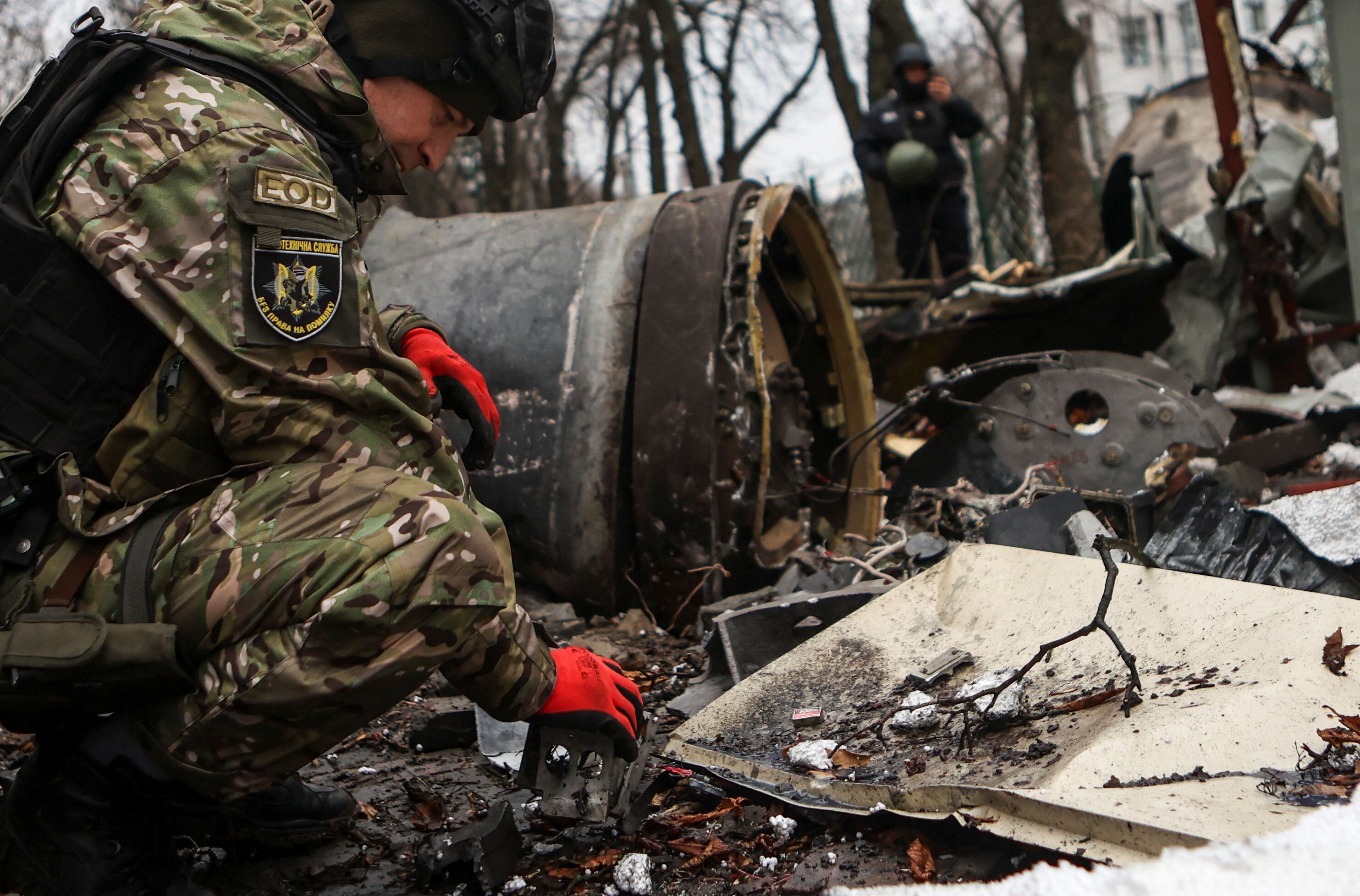 Los restos de un misil que cayó en la ciudad ucraniana de Kharkiv el 2 de enero procedían de un misil balístico norcoreano de la serie Hwasong-11 (REUTERS/Sofiia Gatilova)