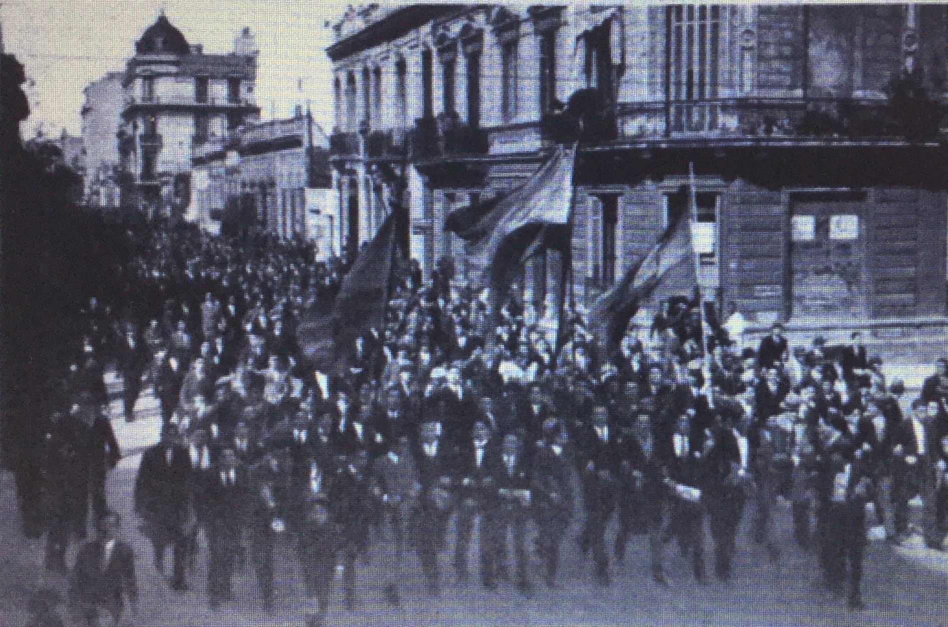 Los estudiantes universitarios marcharon pidiendo la renuncia del presidente (Revista Caras y Caretas)