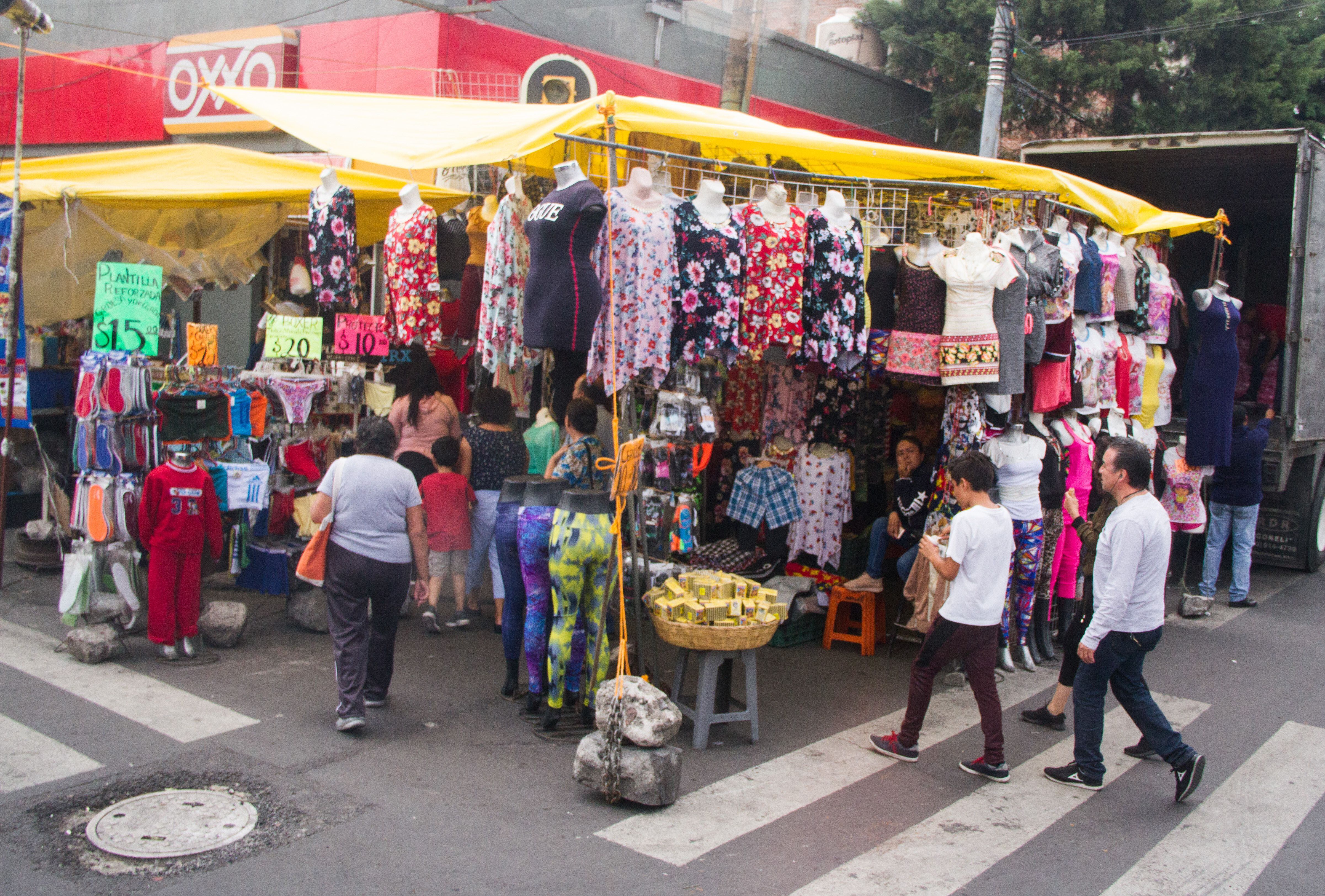La venta de ropa de paga es una actividad no regulada por lo que no cumple con ningún filtro sanitario de parte de las autoridades (Foto: Victoria Valtierra/Cuartoscuro)  