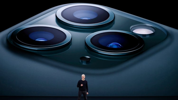 Apple ha entrado al segmento de los sets fotográficos compuestos por tres cámaras con sus nuevos dispostivos. (Foto: Stephen Lam/Reuters)