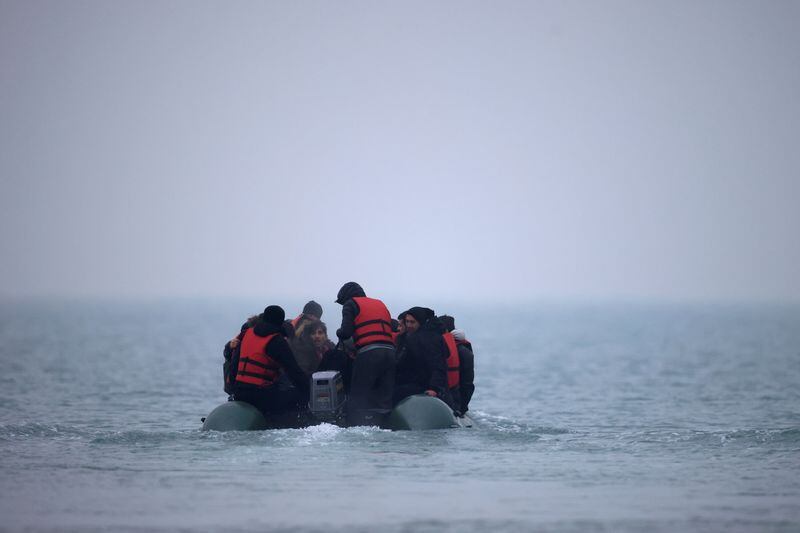 Imagen de archivo: Un grupo de más de 40 migrantes parten en un bote inflable desde la costa norte de Francia para hacer un peligroso cruce por el Canal de la Mancha hacia Reino Unido (REUTERS/Gonzalo Fuentes)