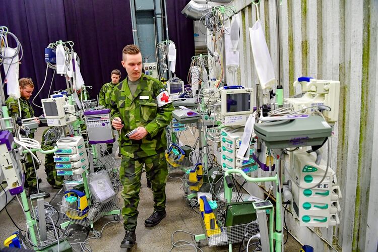 Las Fuerzas Armadas suecas construyen un hospital de campaña dentro del centro de exposiciones Stockholmsmassan en Alvsjo que proporcionará un espacio de cuidados intensivos adicionales para pacientes con coronavirus en Estocolmo (TT News Agency/Jonas Ekstromer via REUTERS)