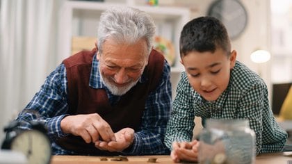 "Ser abuelo y redescubrir la paternidad con un nuevo hijo es parte de un fenómeno cada vez más frecuente", dice el sexólogo Walter Ghedin (Shutterstock)