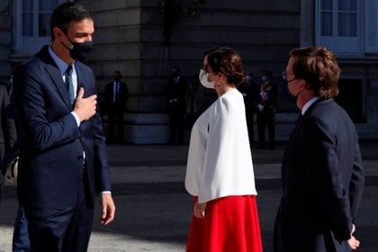 El encuentro entre el presidente del gobierno español Pedro Sanchez y la presidenta de la región de Madrid Isabel Diaz Ayuso. (Kiko Huesca/ AFP)