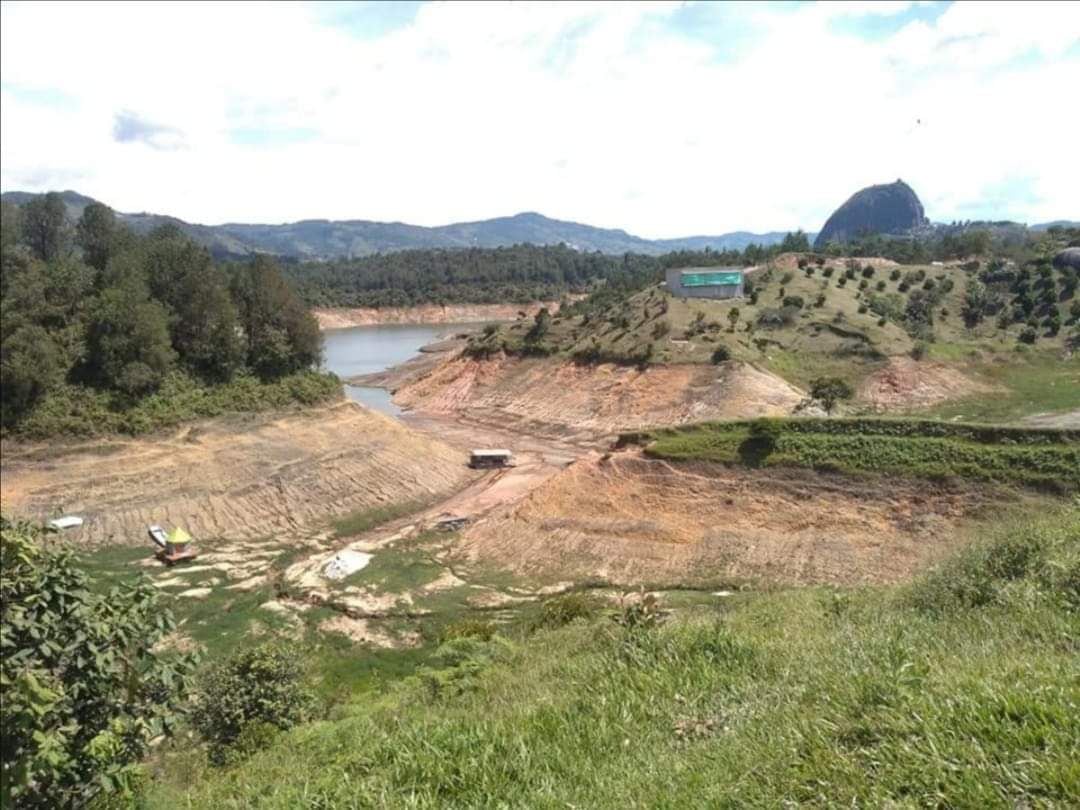 El embalse del Peñol en Guatapé ha disminuido un 60% su nivel de agua por fenómeno de El Niño - crédito @cesarolse/X