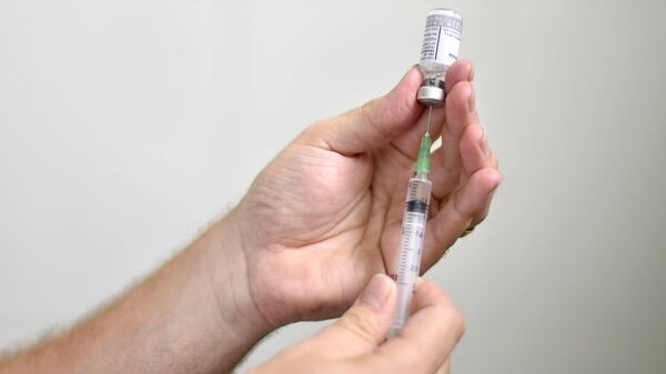La vacuna es muy efectiva y segura, pero en ciertas personas puede causar efectos adversos (AFP)