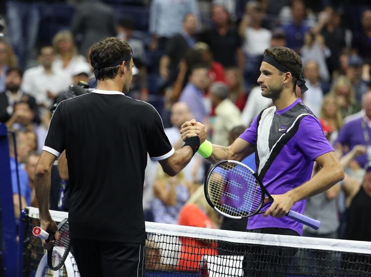 Dimitrov y Federer se saludan al finalizar el partido. (Al Bello/Getty Images/AFP)