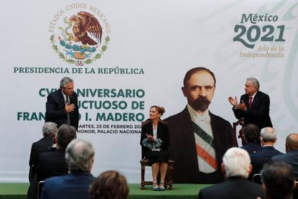 El presidente de México, Andrés Manuel López Obrador, la primera dama Beatriz Gutiérrez Müller (c), y el mandatario argentino, Alberto Fernández, en un acto protocolario en Palacio Nacional (Foto: EFE/José Méndez)