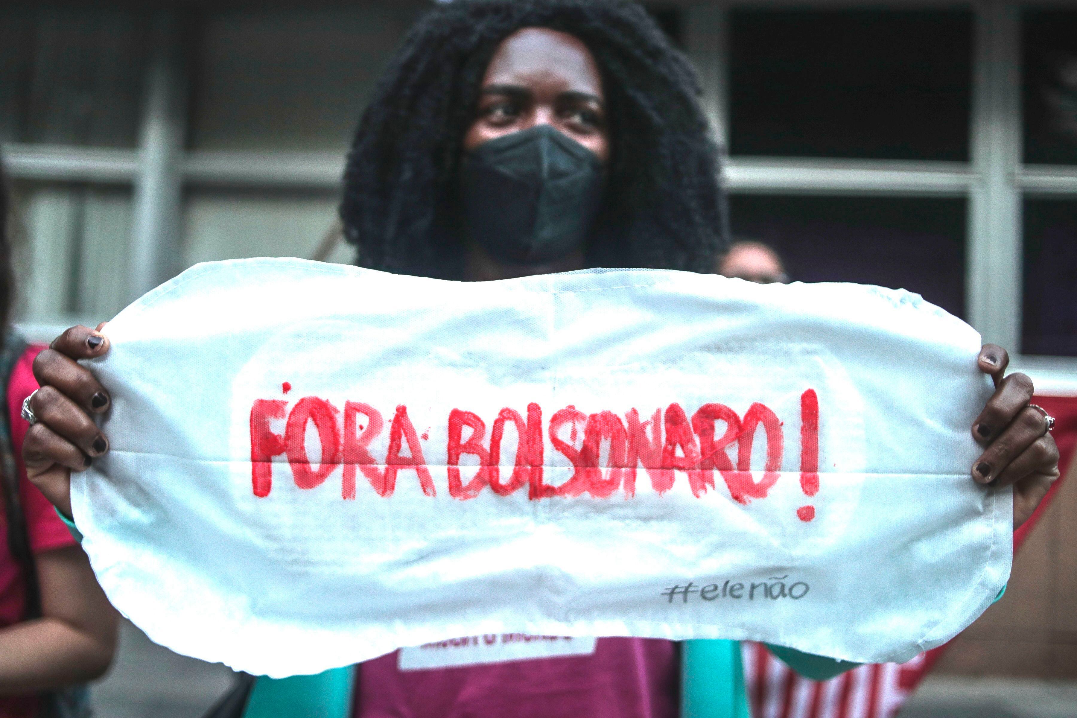 Mujeres protestaron contra el veto del presidente Jair Bolsonaro a la distribución gratis de productos de higiene personal