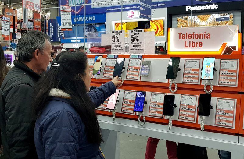 Según el informe de Counterpoint, los celulares más vendidos como de segunda mano o reacondicionado son los iPhone con una presencia en el mercado de 49%. (REUTERS/Luis Jaime Acosta)