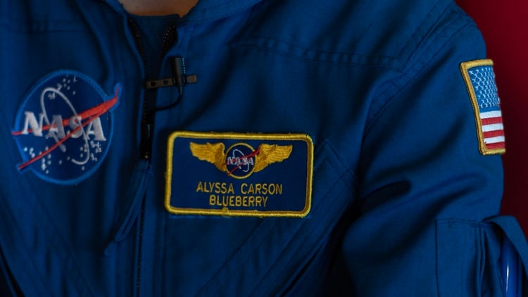 La etiqueta que certifica a Alyssa como aspirante a astronauta de la NASA