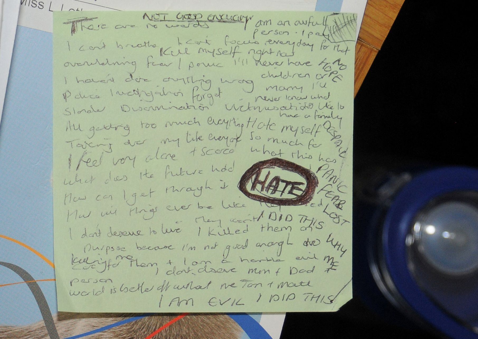 Fotografía sin fecha de la Policía de Cheshire que muestra una nota manuscrita de la enfermera neonatal Lucy Letby, obtenida por Reuters el 25 de julio de 2023. Cheshire Constabulary/Handout via REUTERS/Archivo