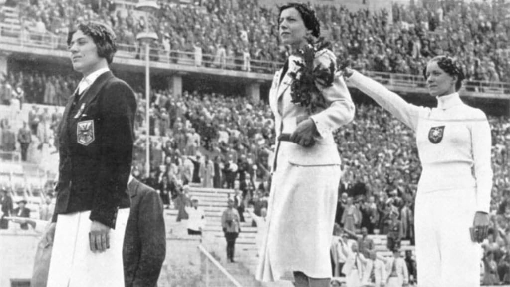 Helene Mayer, atleta alemana de origen judío, celebró su medalla de plata en Berlín 1936 con el saludo nazi