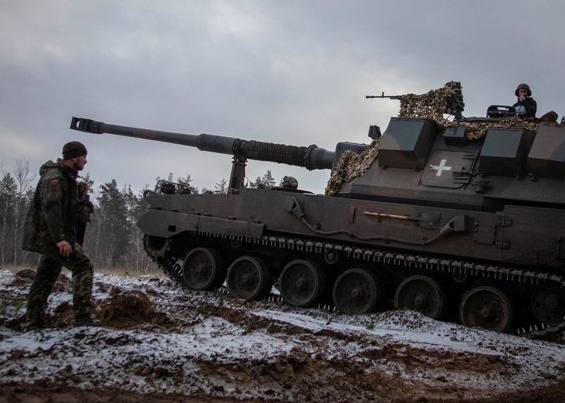 Militares ucranianos preparan un obús autopropulsado polaco Krab para disparar hacia posiciones rusas, en medio del ataque de Rusia a Ucrania, en una línea del frente en la región de Donetsk, Ucrania 17 de enero de 2023. REUTERS/Oleksandr Ratushniak