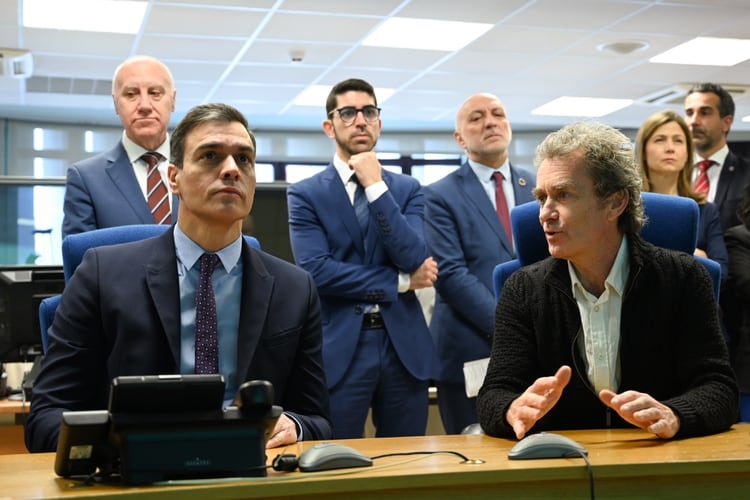 El presidente del gobierno español Pedro Sánchez (L) escucha a Fernando Simón, director del Centro de Coordinación de Emergencias Sanitarias de España, durante una visita al centro en Madrid el 4 de marzo de 2020 para discutir el brote de coronavirus COVID-19. (Foto de Borja Puig de la Bellacasa / POOL / AFP)