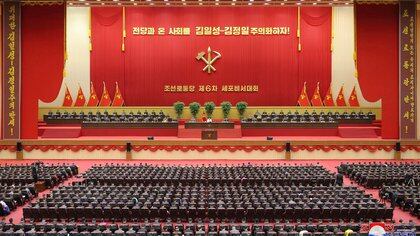 La imponente escena del congreso en el que se reúnen las células del Partido comunista norcoreano (KCNA/via REUTERS)