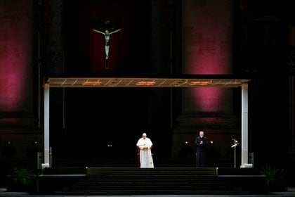 El papa Francisco encabeza la procesin del Va Crucis durante las celebraciones del Viernes Santo en una plaza de San Pedro casi vaca y con un nmero limitado de fieles, debido a las restricciones por la enfermedad del coronavirus (COVID-19), en el Vaticano, el 2 de abril de 2021. REUTERS/Guglielmo Mangiapane