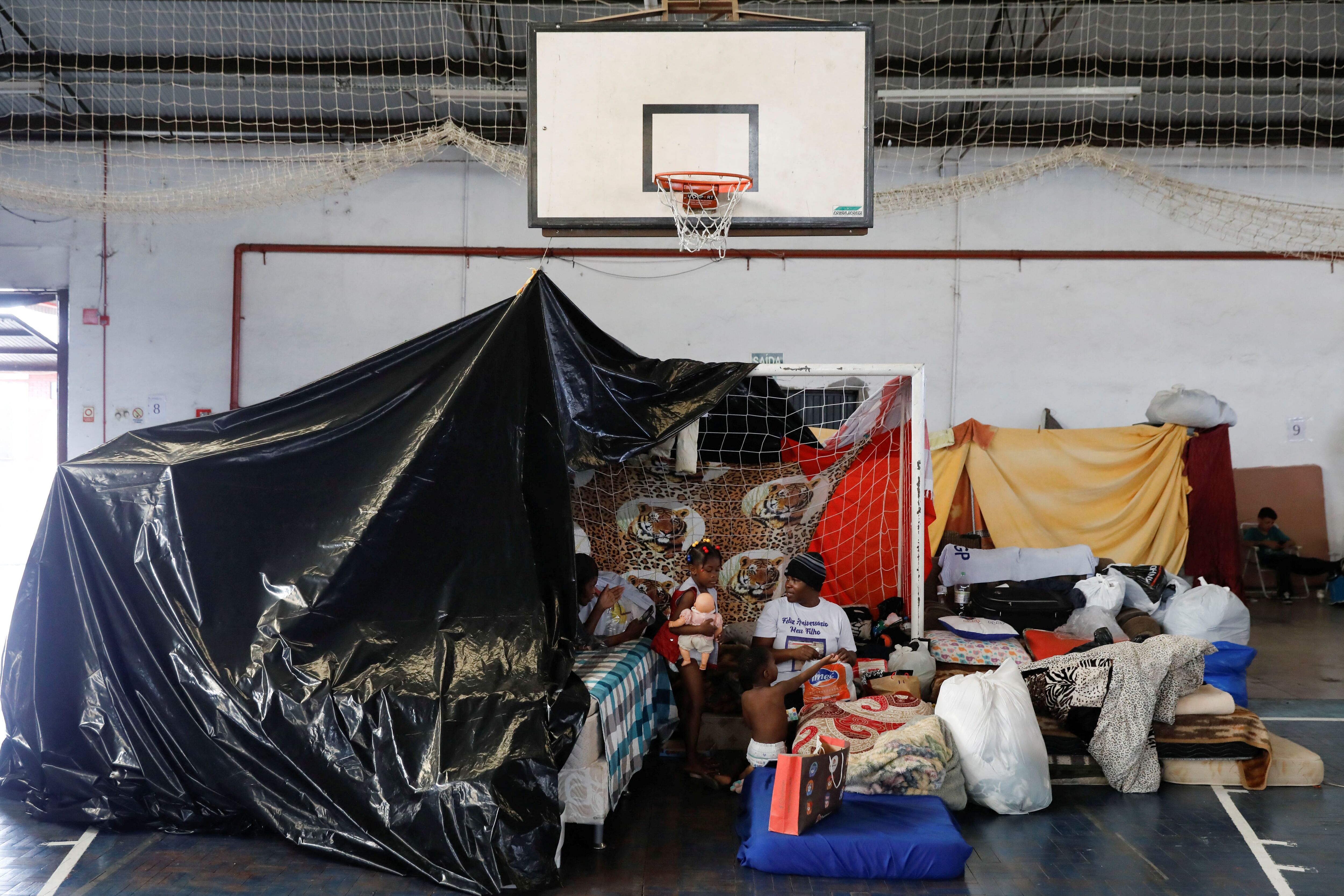 Personas afectadas por las inundaciones permanecen en un parque municipal que fue adaptado como refugio en Lajeado  (REUTERS/Diego Vara)